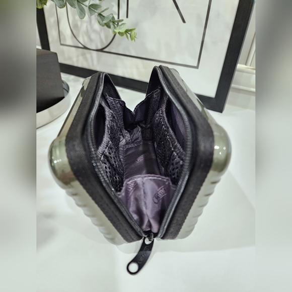 NEW Limited Edition Rimowa×Eva Air Amenity Kit - Picture 3 of 3